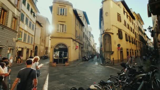 Florens, Italien, juni 2017: Smala gatorna i Florens innan solnedgången. Turister och lokalbefolkningen rush om deras verksamhet, vackra långa skuggor — Stockvideo