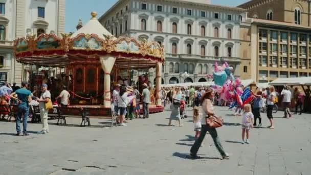 Piazza Della República, Florencia, Italia, junio de 2017: Carrusel infantil en la plaza de la ciudad de Florencia. Muchos turistas caminan, admiran las vistas — Vídeo de stock