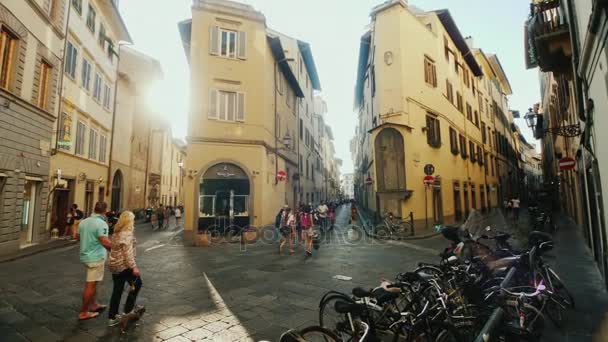 Florencja, Włochy, czerwca 2017: Wąskie uliczki miasta Florencja przed zachodem słońca. Turystów i mieszkańców szczytu o swojej działalności, piękne długie cienie. Pan strzał — Wideo stockowe