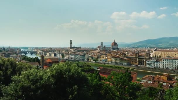 Paisaje urbano de Florencia en Italia. Un destino popular entre los turistas de todo el mundo. Pan tiro — Vídeo de stock