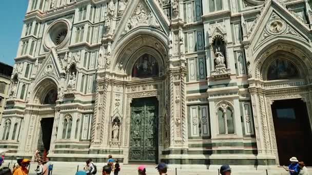 Florencia, Italia, junio de 2017: Duomo Santa Maria del Fiore, un destino turístico popular de Europa en Florencia, Toscana, Italia . — Vídeo de stock