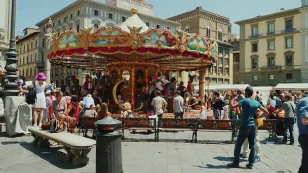 Piazza Della República, Florencia, Italia, junio de 2017: Muchos turistas caminan, admiran los lugares de interés, carrusel de los niños en la plaza de la ciudad de Florencia . — Vídeo de stock