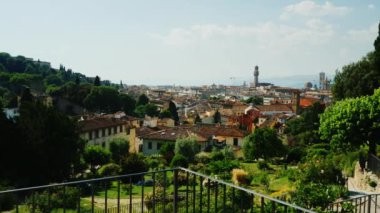 Floransa, İtalya, Haziran, 2017: Floransa şehrinin heykellerle bir gemiile bir bavul şeklinde görünümü. Steadicam atış