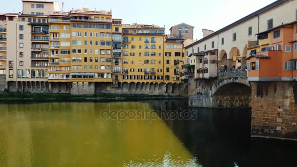 Florens, Italien, juni, 2017: Ponte Vecchio-bron i Florens, Italien. Gamla bron är en medeltida sten segmentell Arch bro över floden Arno, i Florens, Italien. — Stockvideo