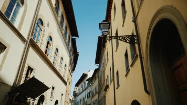 Steadicam sköt: medeltida byggnader på den smala gatan i Florens i Italien, den historiska delen av staden — Stockvideo