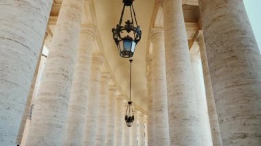 Yüksek beyaz sütunlar, St. Peters Kilisesi'nin kanadı, Vatikan. Piazza San Pietro, Roma, İtalya. Pov video