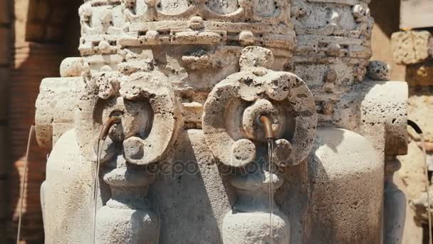 Antike wasserhähne mit kostenlosem trinkwasser in rom in der nähe der kathedrale des heiligen peter und des vatikan. Steadicam-Aufnahme — Stockvideo