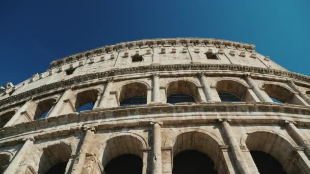 Antico coliseum a Roma, Italia. Video ad angolo basso, ripresa steadicam — Video Stock