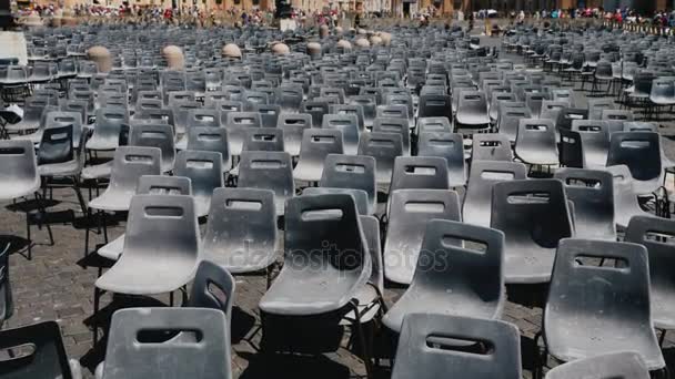 Beaucoup de chaises vides pour les paroissiens et les pèlerins près de la basilique Saint-Pierre, Cité du Vatican — Video