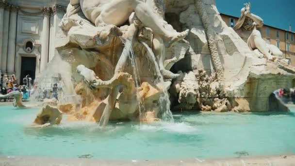 Tilt shot: Fontana dei Quattro Fiumi in Piazza Navona a Roma . — Video Stock