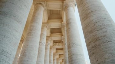 St. Peters Kilisesi 'nin beyaz kolonları, Vatikan Şehri. Piazza San Pietro, Roma, İtalya. POV videosu