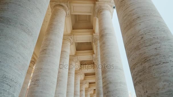 Colunas brancas da Igreja de St. Peters, Cidade do Vaticano. Piazza San Pietro, Roma, Itália. POV vídeo — Vídeo de Stock
