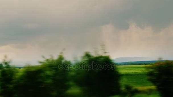 Fahrt entlang der malerischen Landschaft. bevor der Regen einsetzt, blitzt der Blitz — Stockvideo