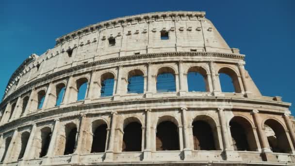 Steadicam nízký úhel snímku: starobylé Koloseum v Římě, Itálie. — Stock video