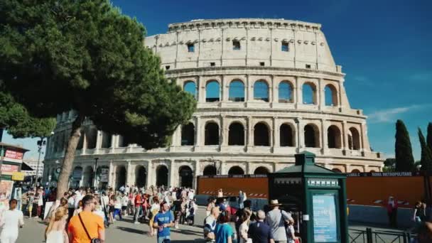 Rome, Italië - juni, 2017: De wachtrij van toeristen voor drinkwater. In de buurt van het beroemde Colosseum in Rome. Gratis drinkwater in Rome — Stockvideo