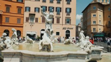 İtalya, Roma, Haziran 2017: Piazza Navona, Roma Neptün Çeşmesi. Steadicam atış