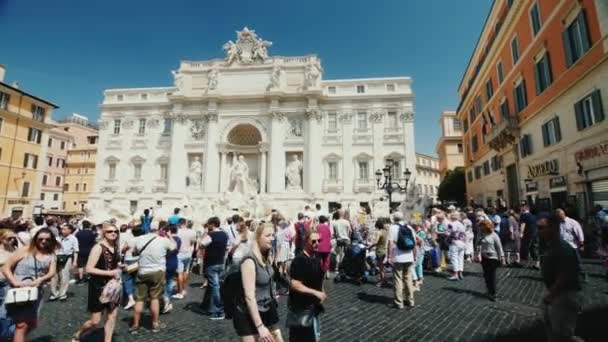 Rome, Olaszország - június, 2017: A tömeg, a turisták séta körül a római Trevi-kúttól. A világ minden tájáról érkező turisták kedvelt helye — Stock videók