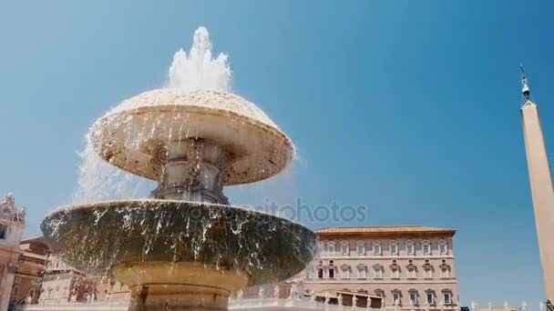 Steadicam shot: La famosa Fuente de San Pietro Plaza italiana con columnas de la iglesia de San Pedro, en Roma, Italia . — Vídeo de stock