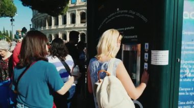 Rome, İtalya - Haziran, 2017: Turistler için içme suyu sıra. Roma'nın ünlü Colosseum. Roma'da ücretsiz içme suyu