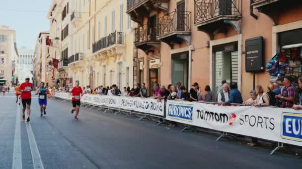 Rzym, Włochy - czerwca 2017: Konkurs na prowadzenie w centrum Rzymu, maraton. — Wideo stockowe
