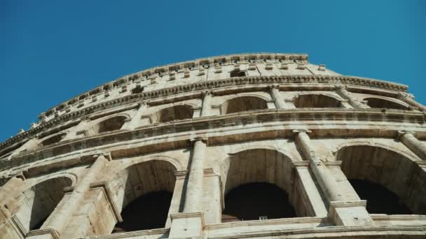 Steadicam tiro de ángulo bajo: Antiguo coliseo en Roma, Italia . — Vídeos de Stock