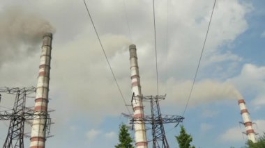 Termik santral borulardan siyah duman kulüp vardır. Güç hatları görülebilir. Çevre kirliliği