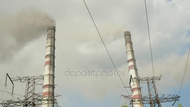 Twee lange pijpen van een chemische fabriek. Er is een dikke zwarte rook. Luchtverontreiniging — Stockvideo