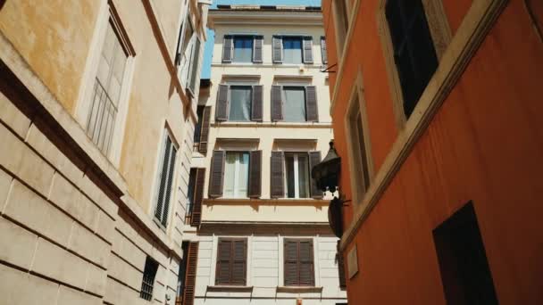 Италия, Рим, Июнь 2017: Съемка Steadicam: Уютная узкая улица в старой исторической части Рима . — стоковое видео