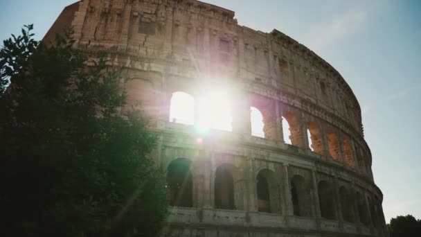 Arco do famoso Coliseu de Roma. Os raios de sóis brilham através deles. Steadicam tiro — Vídeo de Stock