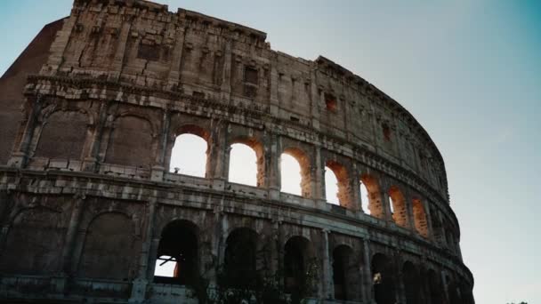 Slunce zapadá nad slavné kolize v Římě. Slunce prosvítající oblouky. Steadicam shot — Stock video