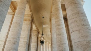 Atış Steadicam: beyaz sütunları St. Peters Kilisesi, Vatikan Şehri. Piazza San Pietro, Roma, İtalya.