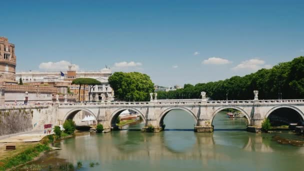 El castillo de SantAngelo en Roma y el puente sobre el Tíber — Vídeo de stock