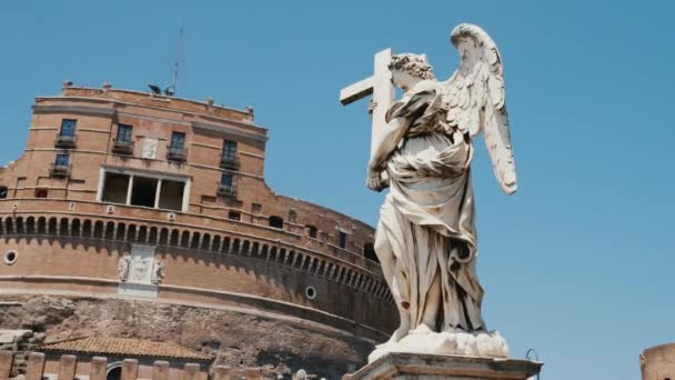 Steadicam sköt: staty av en ängel med ett kors på bakgrunden Castel Santangelo och flagg av Eu — Stockvideo