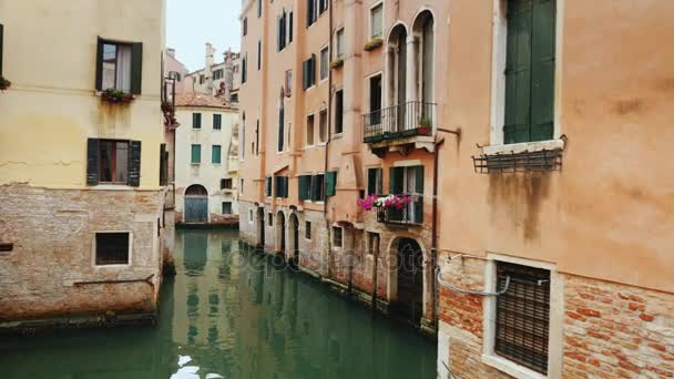古老的建筑和狭窄的运河船和威尼斯贡多拉。威尼斯的建筑的一个典型的例子 — 图库视频影像