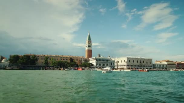Panorama van Venetië met het paleis van trucjes. Heldere zonnige dag, uitzicht vanaf een drijvende schip — Stockvideo