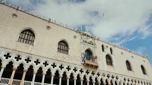 Den magnifika fasaden på den Dogepalatset Veneziano, Italien. En klar sommardag på den blå himlen — Stockvideo