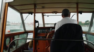 Deniz Taksi sürücüsü gemi Venice Sahili yol açar. Arkadan Görünüm