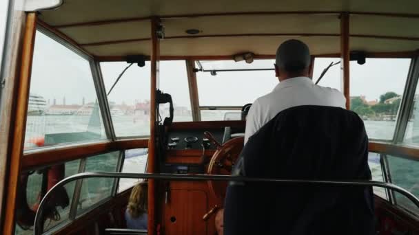Ο οδηγός του ταξί στη θάλασσα οδηγεί το πλοίο της ακτής της Βενετίας. Πίσω όψη — Αρχείο Βίντεο