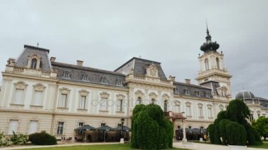 Keszthely, Macaristan, Haziran 2017: Macaristan'da Balaton Gölü yakınındaki kale Festetich. Turistler, Macaristan'daki en güzel kaleler arasında popüler bir yer