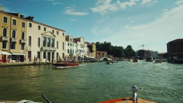 Венеция, Италия, июнь 2017: Круиз по знаменитому Гранд-каналу в Венеции. POV видео — стоковое видео