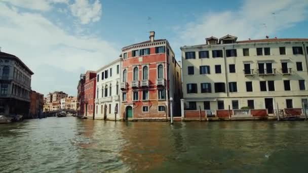 Venetië (Italië), juni 2017: Een spectaculaire cruise op de Canal Grande in Venetië. Toerisme in de traditionele architectuur van Venetië, een boottocht op het Grand Canal — Stockvideo