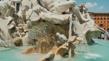 Eğimli atış: dört Irmak Çeşmesi Piazza Navona Roma İtalya içinde.