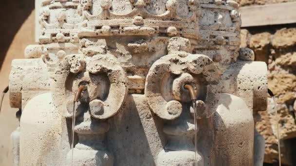 Free drinking water in Rome. Water trickles flow from old cranes — Stock Video