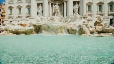 Roma'nın ünlü Trevi Çeşmesi. Dünyanın dört bir yanından gelen turistler arasında popüler bir yer. Geniş açı eğimli atış