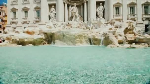 Roma'nın ünlü Trevi Çeşmesi. Dünyanın dört bir yanından gelen turistler arasında popüler bir yer. Geniş açı eğimli atış — Stok video