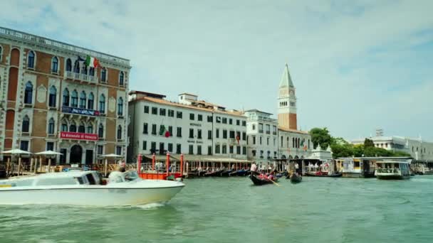 Venedig, Italien, juni 2017: Gondoler och båtar flyter på den berömda Canal Grande i Venedig. Turism i Venedig — Stockvideo