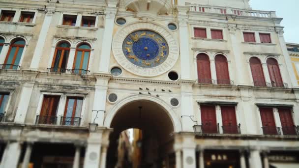 Orologio unico del Medioevo sulla torre dell'orologio di San Marco a Venezia — Video Stock