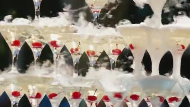 Eine Pyramide aus Gläsern, in denen Wein kocht. Party unter freiem Himmel — Stockvideo