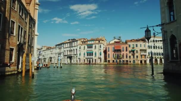 Een spectaculaire cruise op de Canal Grande in Venetië. Toerisme in Italië — Stockvideo