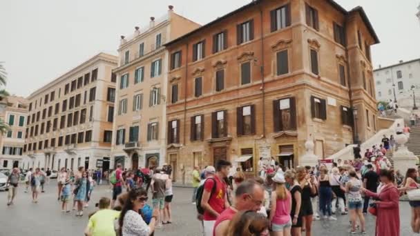 Rom, Italien, juni 2017: Den berömda Spanska trappan med en fontän Barcaccia. Panorera skott — Stockvideo